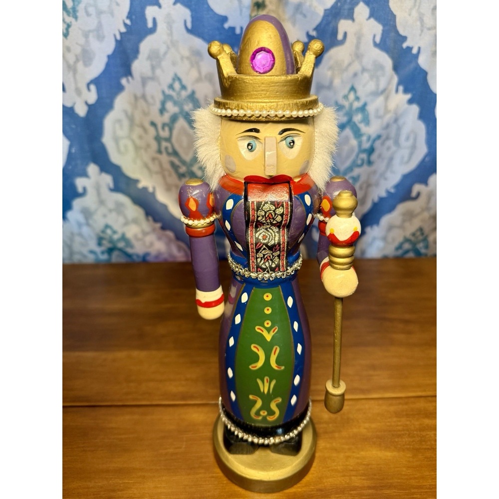 VTG Wood Nutcracker Queen Handcrafted/ Hand Painted Purple, Green,‎ Red, Blue 94